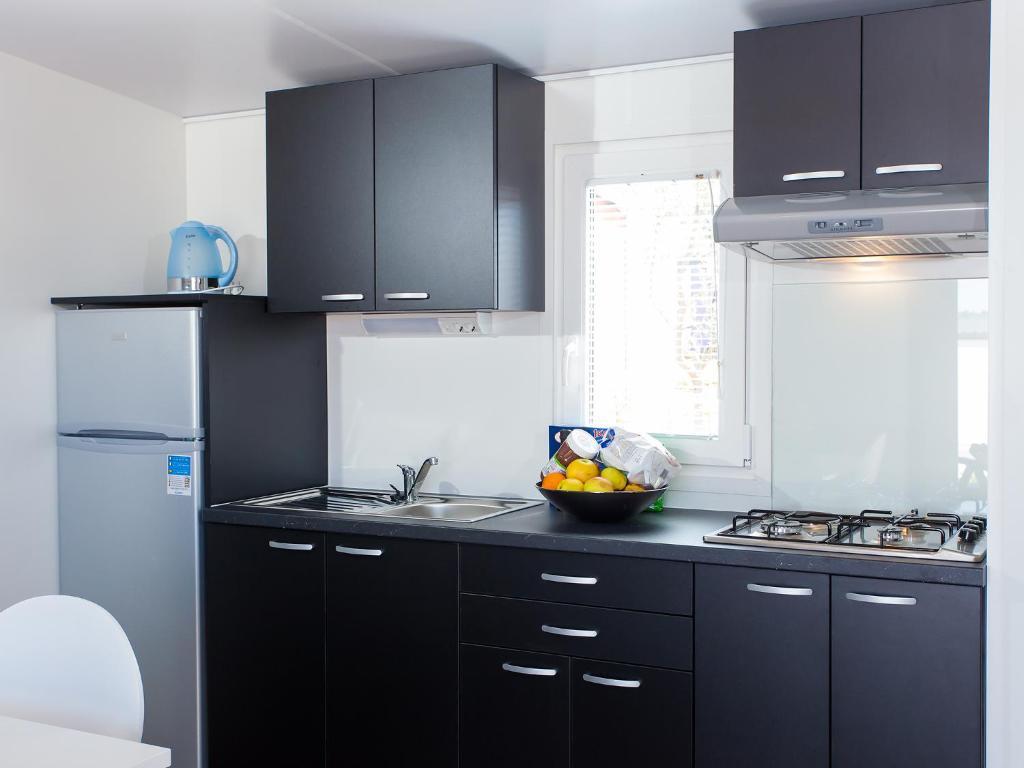 Camping Adria Mobile Homes In Camping Kastanija Novigrad  Room photo