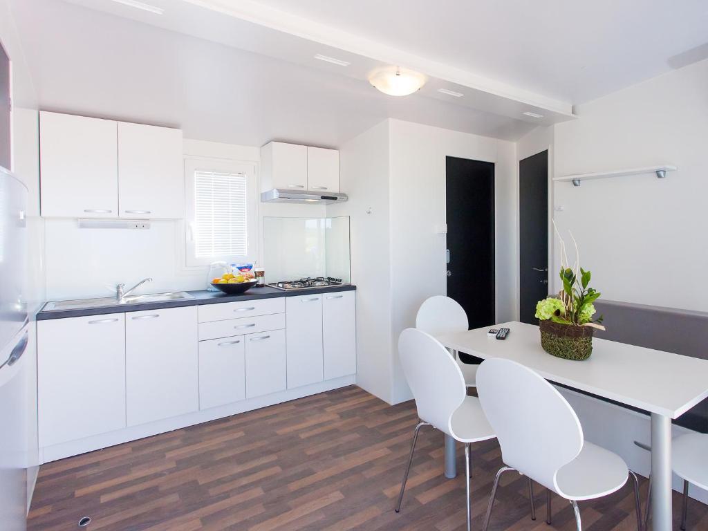 Camping Adria Mobile Homes In Camping Kastanija Novigrad  Room photo