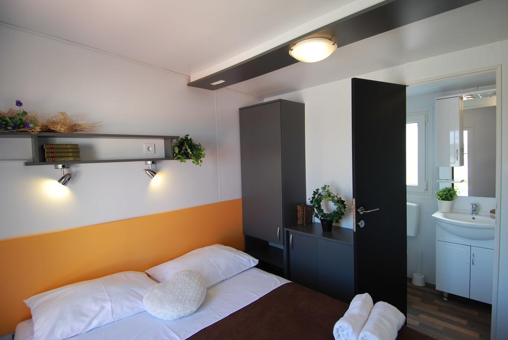 Camping Adria Mobile Homes In Camping Kastanija Novigrad  Exterior photo