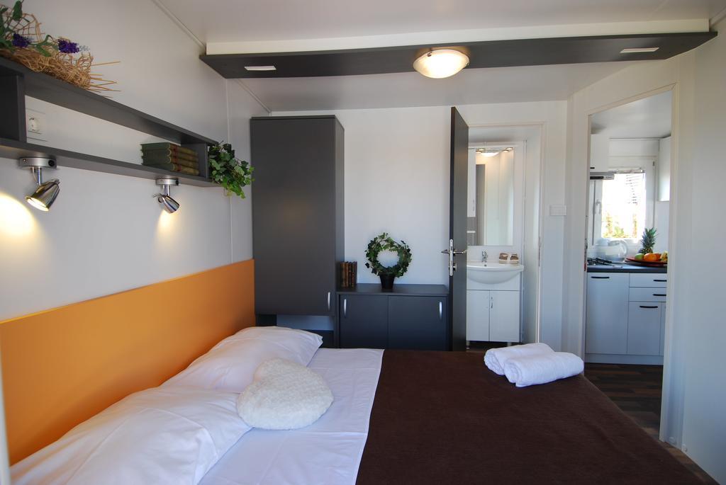 Camping Adria Mobile Homes In Camping Kastanija Novigrad  Exterior photo